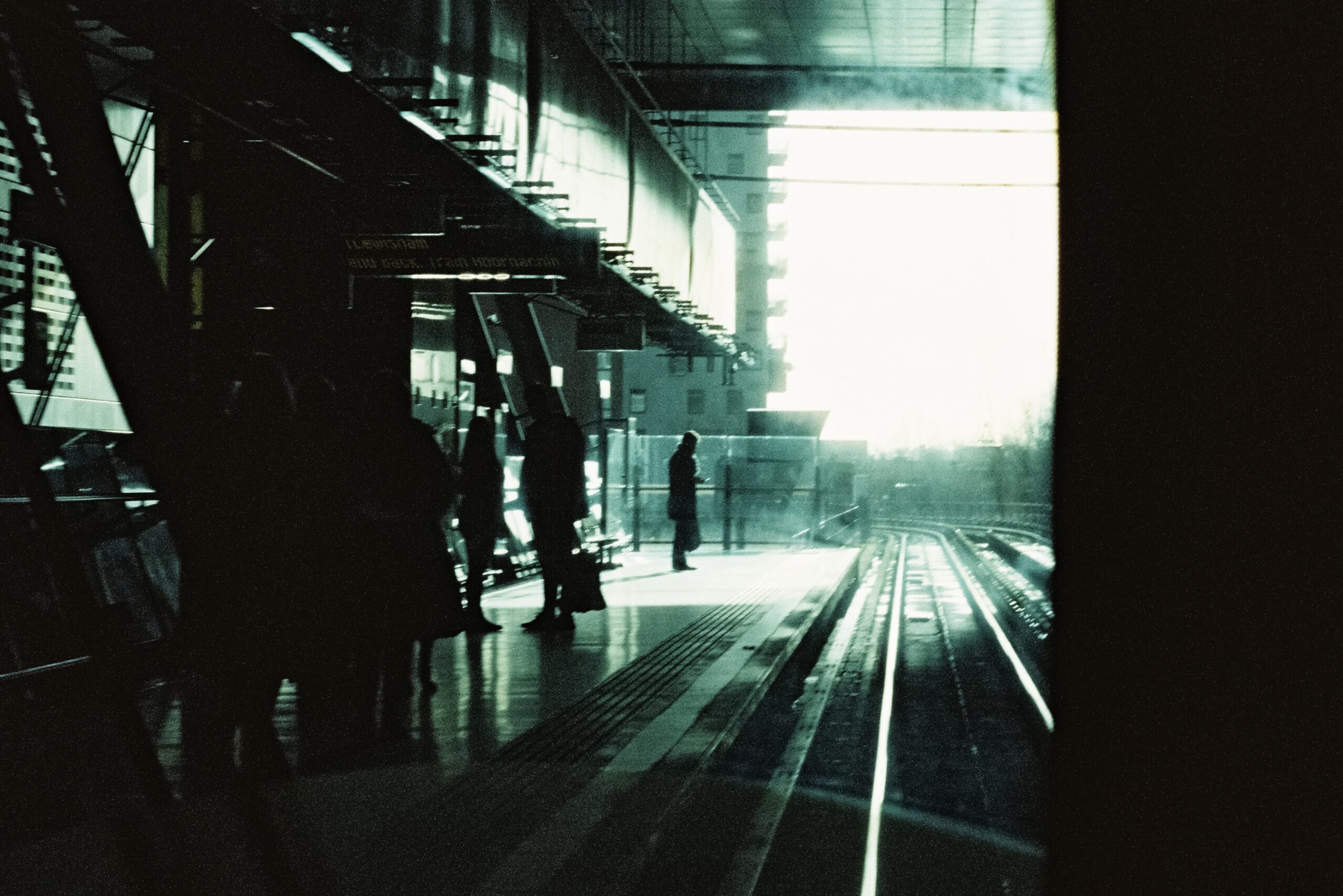 @romeohamlyn - Prise depuis le tube de Londres lors d'un voyage, un métro électrique aux allures futuristique. Photo capturée sur une pellicule calibrée pour les lumières tungstènes, lorsque le métro sors à la surface au coeur de la City, d’où la teinte électrique.