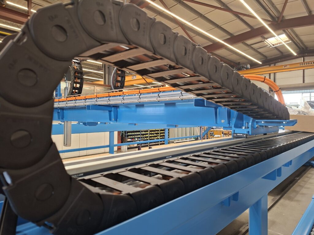 CdQ_Milliris - Chaine porte cable, élément essentiel d'un ensemble complexe. Cette machine permettra de déplacer des visseuses automatiques sur un plan XY, tout en étant intégrée sur un transbordeur capable de circuler en toute sécurité d’un poste de travail à un autre.  Derrière cette apparente simplicité : ⚙️ de la précision dans les déplacements 🔄 de la synchronisation entre équipements 🛡️ une gestion rigoureuse de la sécurité 📐 et une intégration pensée dans les moindres détails  C’est ce type de solutions qui permet de gagner en efficacité, en flexibilité… et en fiabilité sur les lignes de production.