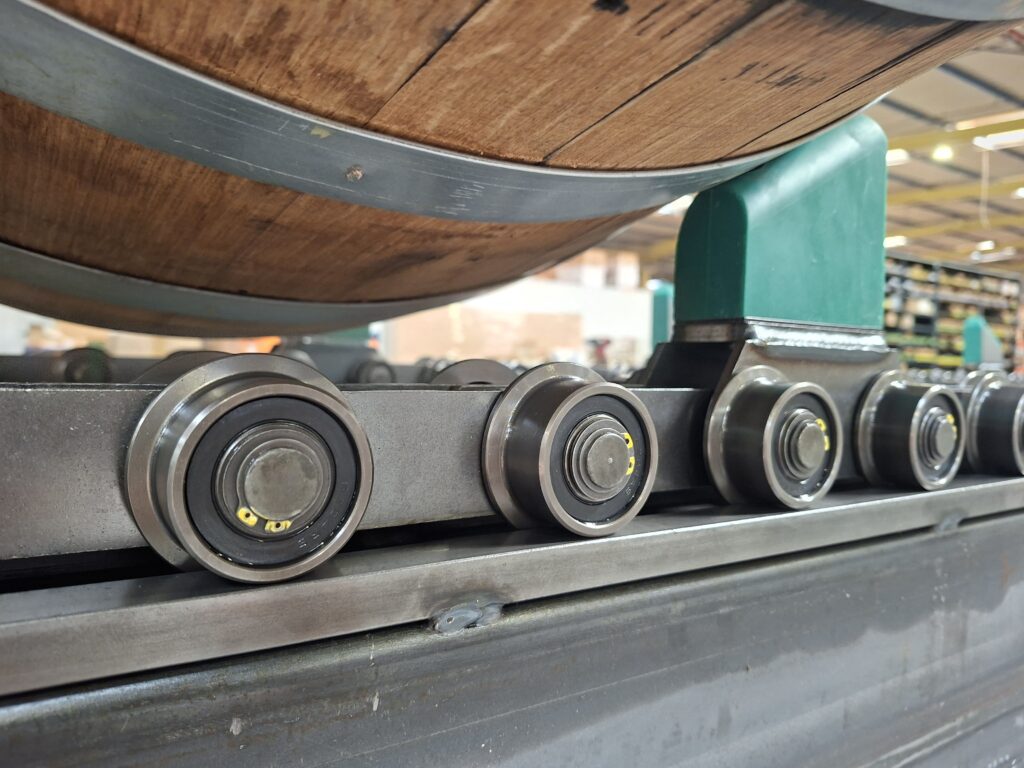 CdQ_Milliris - Quand la mécanisation accompagne le savoir-faire artisanal...  Conception et réalisation d’un système de convoyage adapté au transport de barriques, pensé pour faciliter leur manutention tout en préservant leur intégrité.