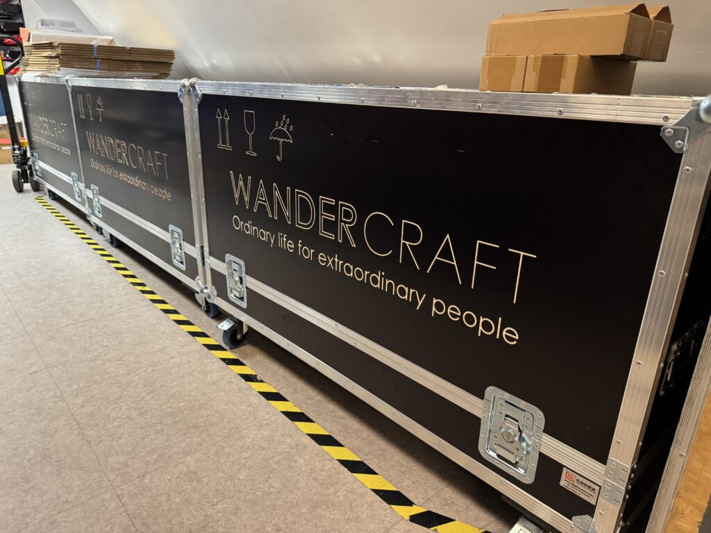  - Ordinary life for extraordinary people », la promesse de Wandercraft, inscrite sur ses caisses de transport.