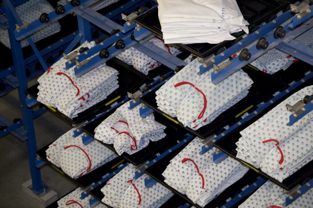  - Le site approvisionne 26 établissements de santé adhérents et tourne à trente tonnes de linge lavé chaque jour : tenues, literie des malades et uniformes de soignants. Tous ont été homogénéisés et munis d’une puce pour faciliter leur traitement.