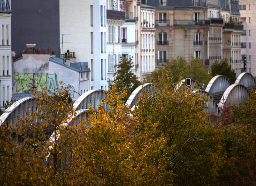  - Je voulais observer l’industrie comme on observe les gens : à distance, sans chercher à tout expliquer, en laissant apparaître des fragments de vies. Depuis ma fenêtre, je regarde cette industrie passer chaque matin, chaque soir, s’inscrire dans le paysage et devenir peu à peu un élément familier de mon quotidien.