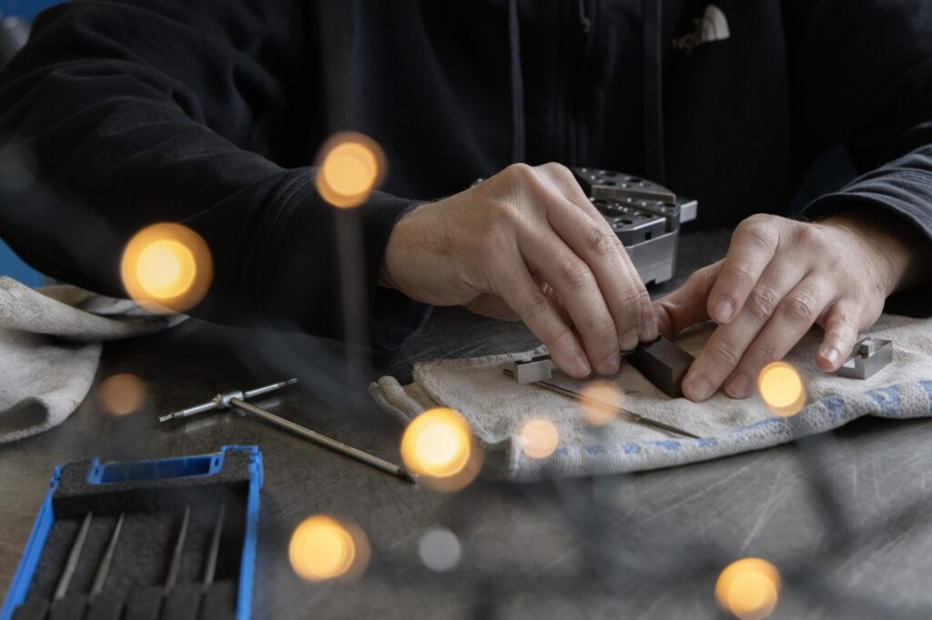  - Quand la lumière rencontre la précision : montage d'outils pour machine à coulisseaux multiples sous les lumières de Noël.