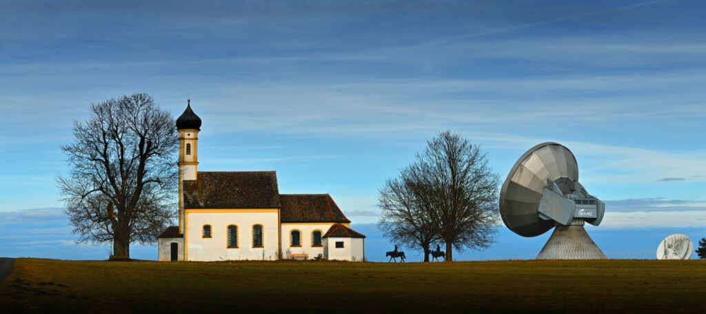 peby - Le présent et l'avenir en une seule image. Sur cette photo prise en Bavière, c'est surtout le contraste entre les antennes paraboliques futuristes et l'église historique qui a retenu mon attention. Les cavaliers font le lien entre ces deux univers.