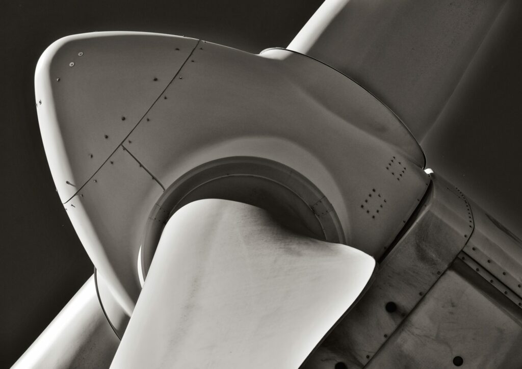 peby - Tout en bas. C'est cette perspective d'une éolienne, photographiée depuis le pied de l'installation en regardant verticalement vers le haut, qui permet de saisir pleinement l'esthétique particulière et les dimensions impressionnantes de ces installations de production d'énergie. 