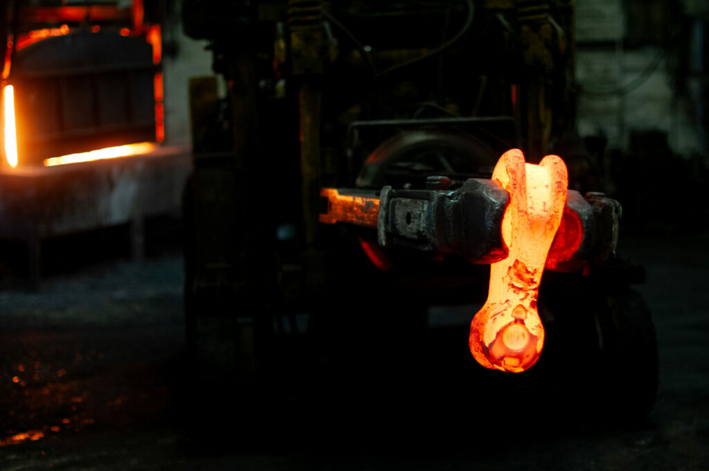  - Le chant du métal : En 2013, je pénètre dans le sanctuaire des forges Le Béon Manufacturing. À cette époque, nul ne se doute encore avec certitude que l'obscurité s'apprête à définitivement recouvrir ce fleuron industriel français. Ce reportage capture l’essence d'un monde en sursis, un témoignage visuel d'une rare force brute qui immortalise les derniers feux d'une histoire humaine et technique monumentale avant la fermeture définitive de l'entreprise. L'image de la matière : Au cœur de la pénombre de l'atelier, la lumière n'émane pas du ciel, mais des fours. Les manilles métalliques monumentales sortent des forges, rayonnant d'une chaleur incandescente. L'acier semble vivant, vibrant d'une énergie colossale. Le contraste saisissant entre la noirceur environnante de l'usine et la luminance presque aveuglante du métal en fusion crée une atmosphère dramatique, une esthétique du chaos maîtrisé.