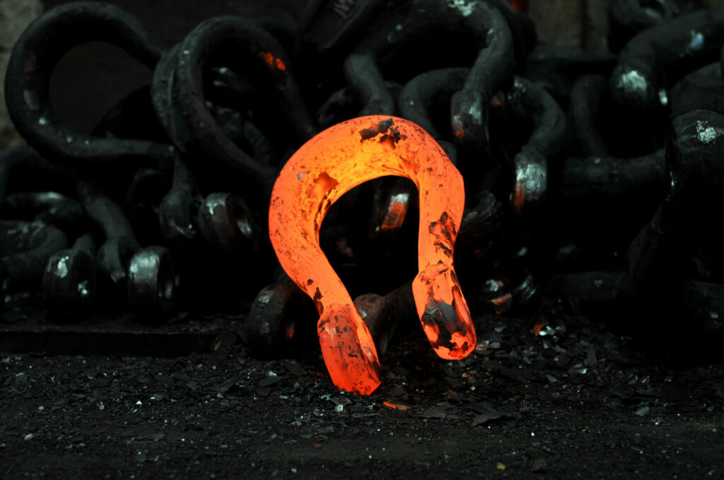  - Au-delà de la beauté plastique des lignes et des étincelles, ces photographies sont teintées d'une mélancolie profonde. Réalisées juste avant que l'histoire industrielle de la manufacture Le Béon ne s'arrête, elles immortalisent une beauté condamnée. Dans cette sélection de trois photographies, j’ai volontairement écarté l’homme pourtant présent sur les images de la série complète. Ne reste plus qu’un tas de manilles dont une le cœur encore rouge. 