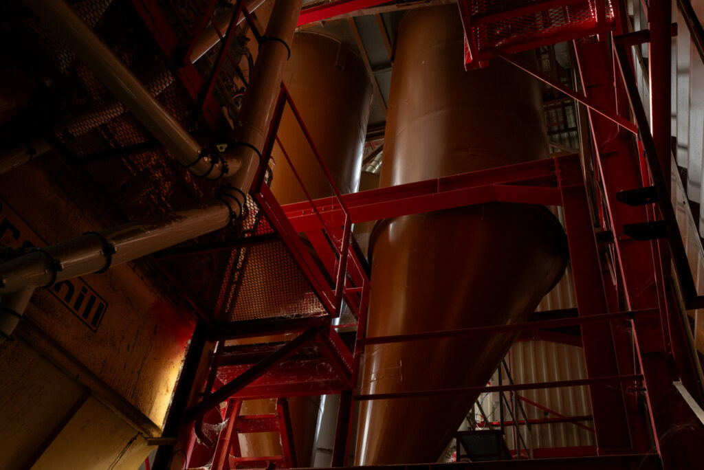  - Après la récolte, les céréales rejoignent les silos de stockage des Moulins Marion, où elles sont triées, contrôlées et conservées dans des conditions optimales. Chaque lot fait l’objet d’une sélection rigoureuse afin de garantir sa qualité, sa traçabilité et son adéquation aux besoins des boulangers comme des industriels. Cette étape essentielle du processus meunier préserve les qualités du grain avant sa transformation en farine.