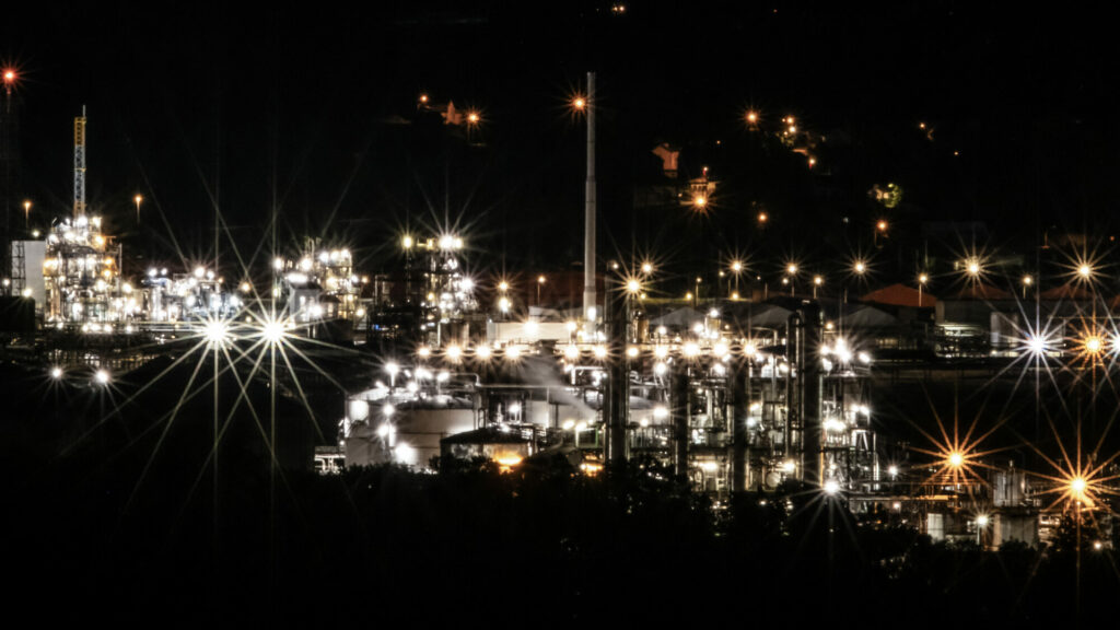  - Site industriel de Lacq, vue partielle du site industriel de nuit. Pris de vue de nuit par temps dégagé depuis la commune de Lagor.  Pose longue sur trépied en mode bulb