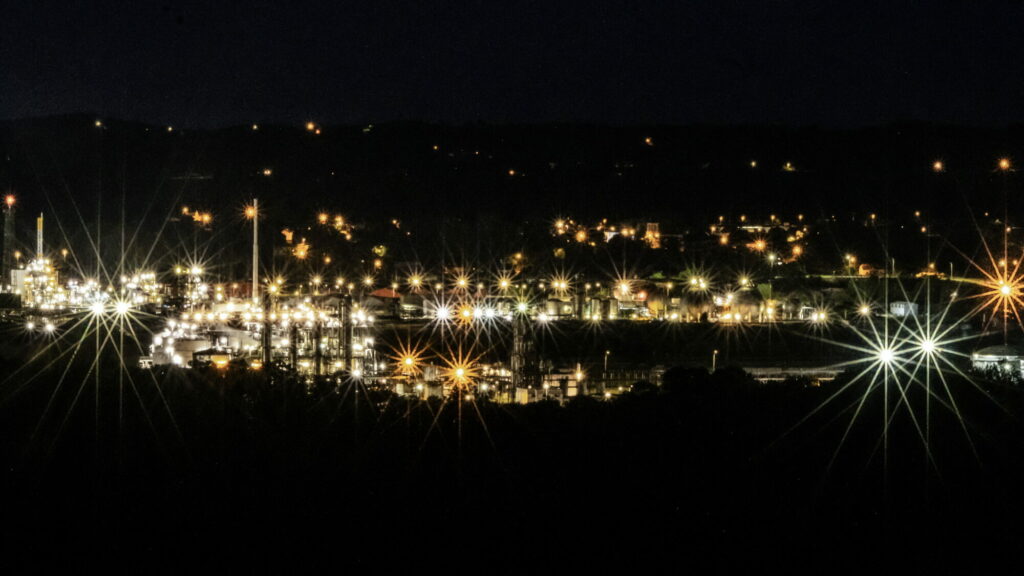  - Site industriel de Lacq, vue partielle du site industriel de nuit. Prise de vue de nuit par temps dégagé depuis la commune de Lagor. Pose longue sur trépied en mode bulb.
