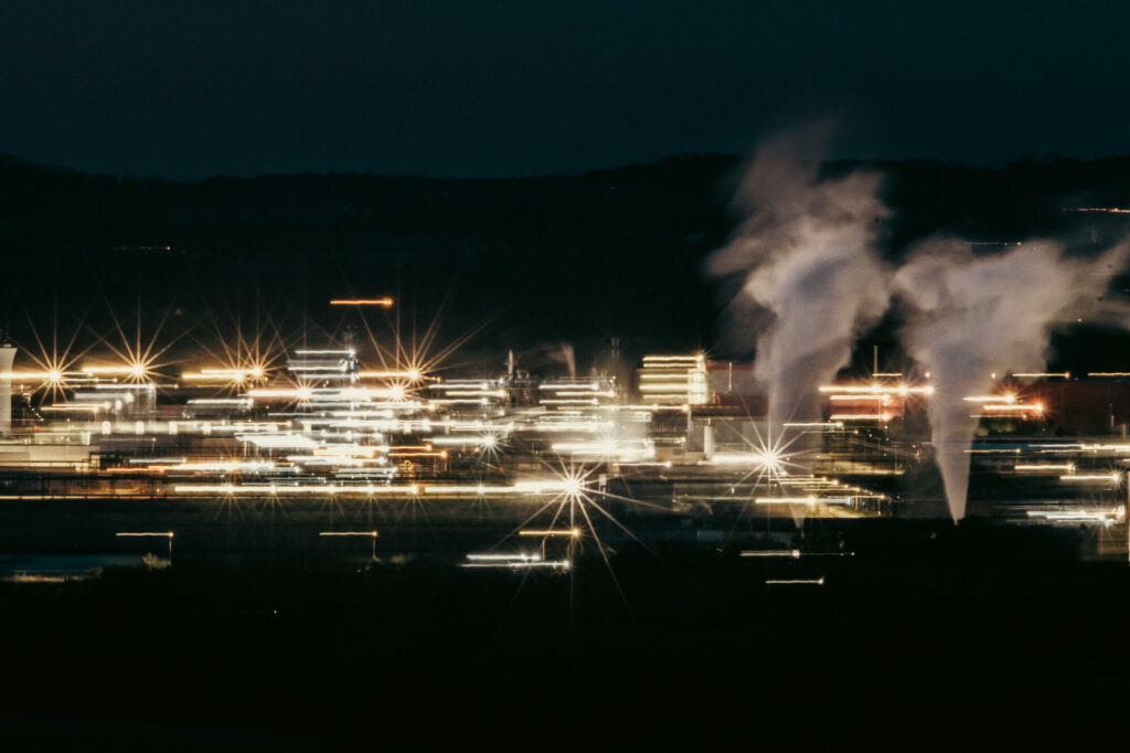 - Site industriel de Lacq, vue partielle du site industriel de nuit. Pose longue avec flou de mouvement. De nuit par temps dégagé depuis la commune de Lagor.