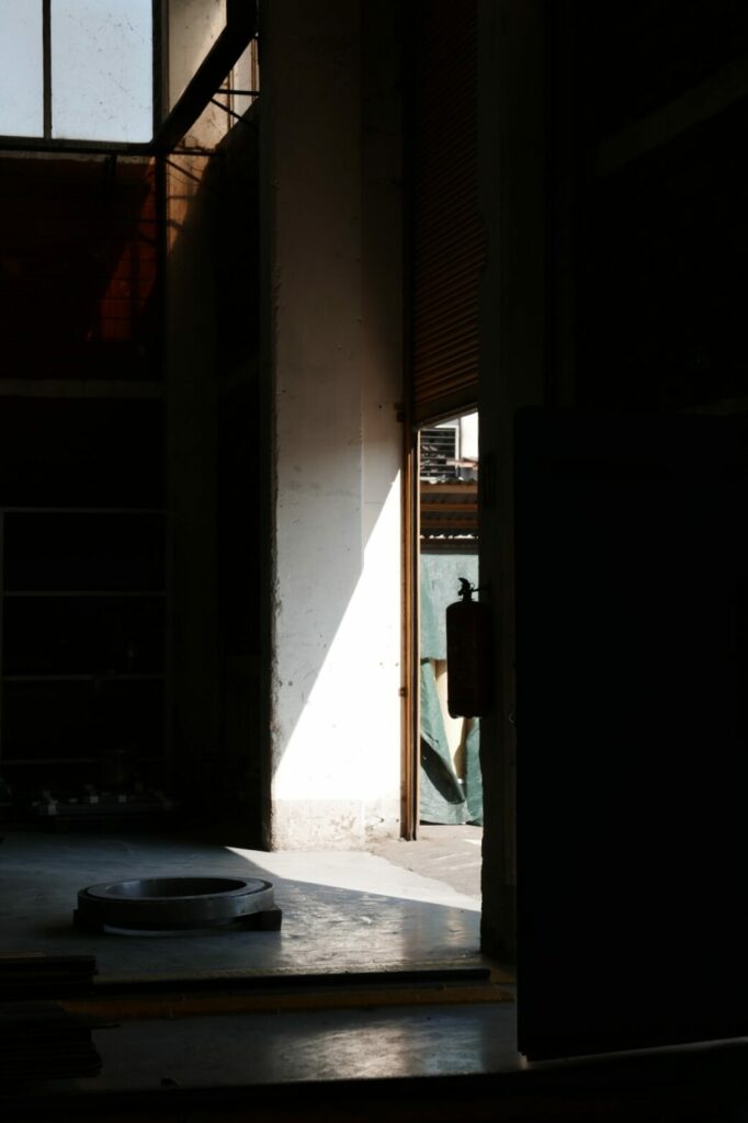  - Grèce, Thessalonique, entrepôt de chaudronnerie tôt le matin quand les premiers rayons de soleil s'invitent dans l'atelier. 