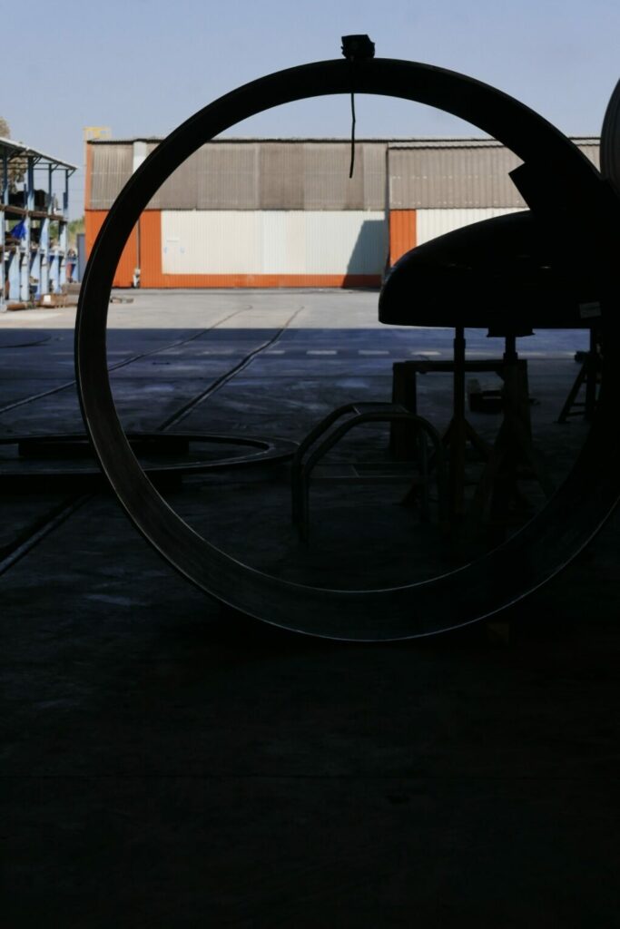  - Grèce, Thessalonique, entrepôt de chaudronnerie où les silhouettes se fondent dans les matières de l'atelier. 