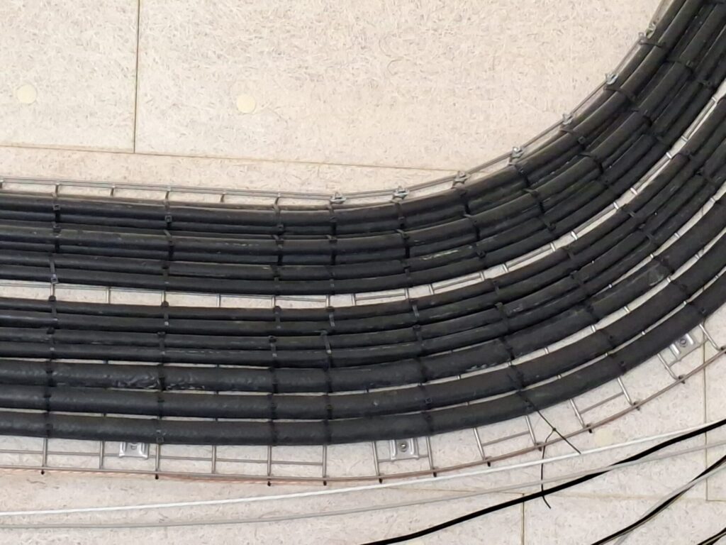 CdQ_Milliris - Oeuvre d'art ? Non, cheminement de cables. Alignement, parallélisme, respect des niveaux, organisation des parcours… chaque cheminement est pensé et réalisé avec méthode, précision et rigueur.  Un travail qui peut sembler invisible une fois l’installation terminée, mais qui fait toute la différence dans la qualité, la lisibilité et la maintenabilité d’une installation industrielle.  Ici, la technique rencontre le geste précis : le savoir-faire de nos collaborateurs transforme un cheminement de câbles en véritable œuvre d’art industrielle.