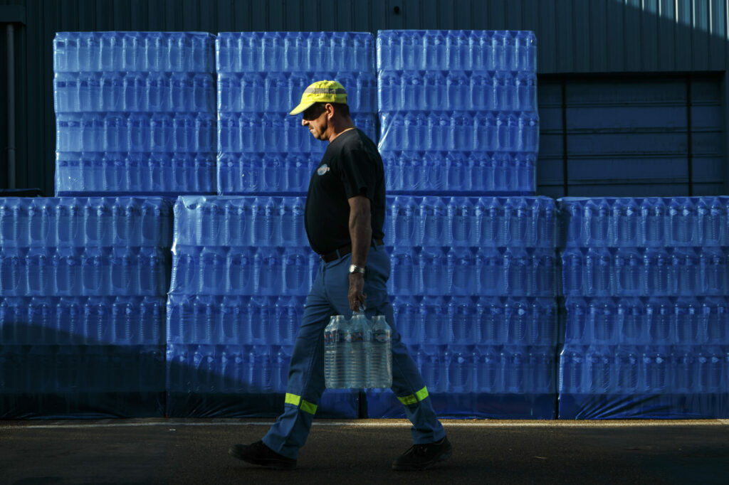  - Pompées dans la source Saint-Roc à Ardenay-sur-Mérize, les eaux des bouteilles Cristaline sont vendues en conditionnement plastique de 25 cl à 8 L. Cristaline recycle autant de bouteilles qu’elles en produit.