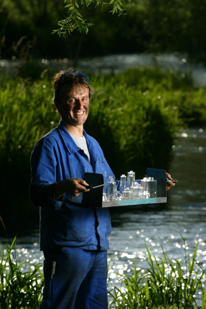  - La vallée du verre. Le long des deux rives de la Bresle, une rivière limpide serpentant entre Picardie et Haute Normandie se fabriquent 80% des flacons de parfums de la planète. Chanel, Christian Dior, Gucci, Guerlain, Saint Laurent, Mugler, Givenchy, Armani et nombre d'autres parfumeurs célèbres habillent ici leurs jus prestigieux dans l’ex usine Saint-Gobain-Desjonquière, aujourd'hui SGD