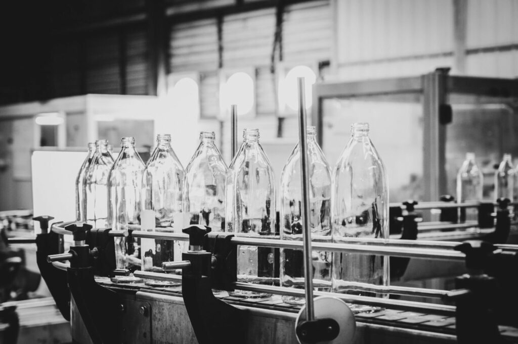 MBSR - Bouteilles propres sortant de la laveuse industrielle en vu de leur réemploi