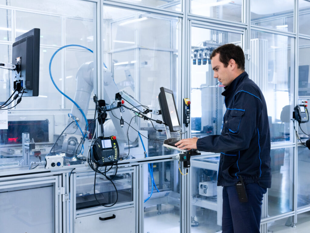  - À BMS Circuits – ALL Circuits Bayonne, un jeune opérateur prend les commandes d’un robot. À travers mon regard de photographe, je souhaite valoriser l’industrie, tout en montrant aux nouvelles générations la diversité des métiers et des compétences qui existent sur notre territoire, pour leur permettre de se projeter dans les métiers industriels de demain.
