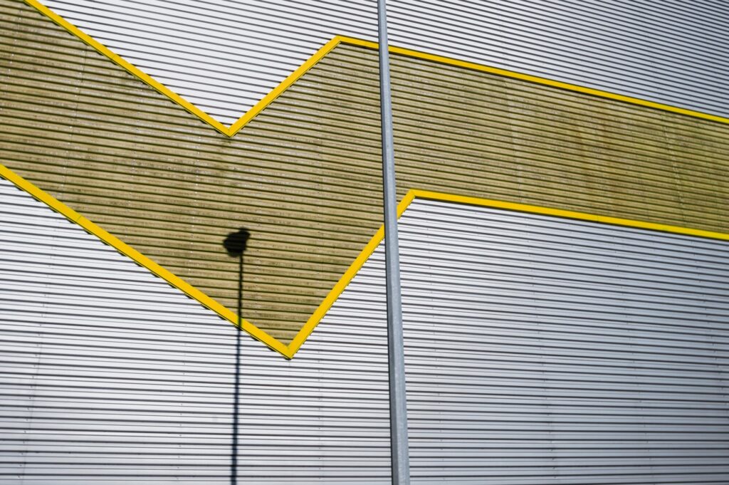 Dono - Lors de mes déambulations sur la zone industrielle de Saint Nazaire, je me suis attardé sur cette usine laissant fuir une ligne jaune sublimant le bâtiment industriel 