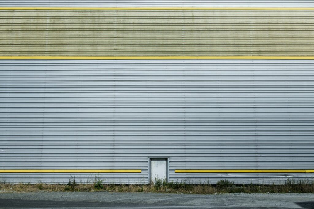 Dono - Lors de mes déambulations sur la zone industrielle de Saint Nazaire, je me suis attardé sur cette usine laissant fuir une ligne jaune sublimant le bâtiment industriel