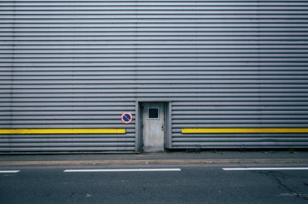 Dono - Lors de mes déambulations sur la zone industrielle de Saint Nazaire, je me suis attardé sur cette usine laissant fuir une ligne jaune sublimant le bâtiment industriel