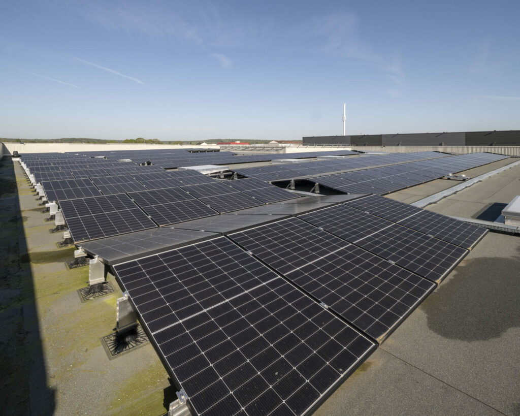  - Toit de notre usine recouvert de 850 m² de panneaux solaires, permettant l'indépendance énergétique de l'entreprise
