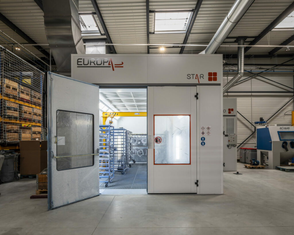  - Cabine de peinture répondant aux exigences environnementales et poste de sablage