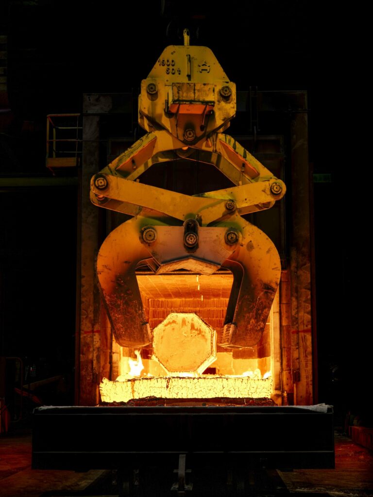  - Naissance d’un titan des mers.  Dans les ateliers d’Aubert & Duval, près de Saint-Étienne, naît l’une des pièces les plus critiques de la chaufferie nucléaire du futur porte-avions français : le coude de pompe primaire. Une pièce hors normes et innovante, conçue dans un alliage répondant à des contraintes extrêmes et nourrie du retour d’expérience des EPR civils. Sous la lumière des fours, presses et pinces semblent personnifiées. Ici se façonne une part de la souveraineté industrielle française.
