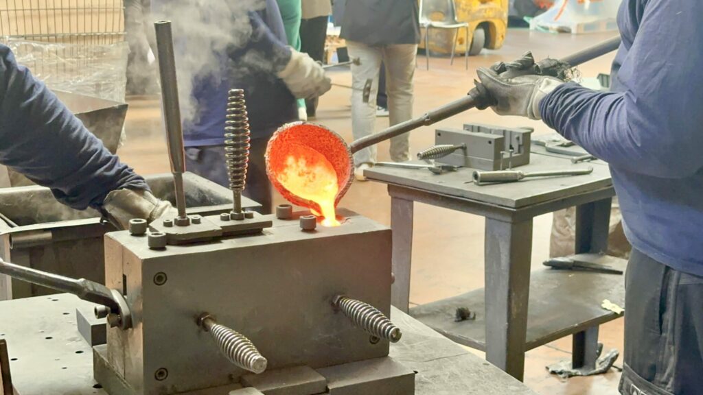 Industry guy - Process de coulée coquille avec du cupro-aluminium. fonderie pradel, un process manuel dont la composition matière se transmet via une livre de recette x composition chimique. Savoir-faire unique en région auvergne Rhone-alpes qui fournit aussi bien la SNCF que BAYARD (Poteau incendie). Une PME au service des grands avec un process ancestral.