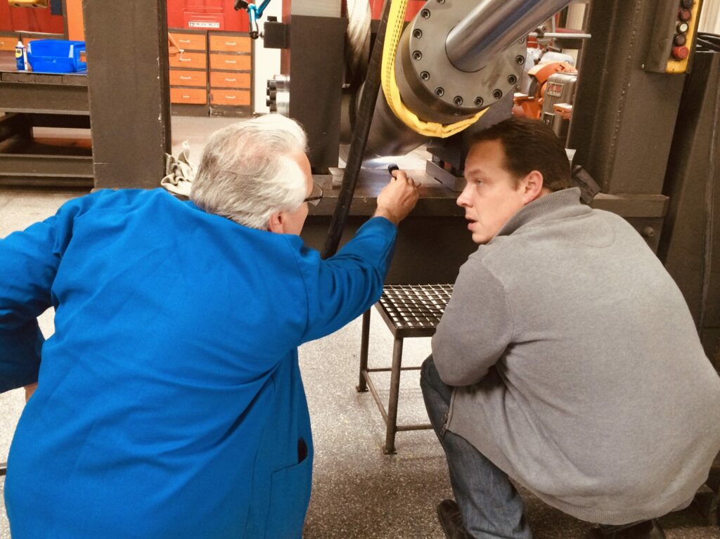 Industry guy - Controle qualité & echange entre 2 experts du vérin hydraulique. Region Nord - Fabricant société REGNIER. On peut dure en affaire avec son fournisseur et reconnaitre son savoir faire unique. Qualité de fabrication, expertise technique et fiabilité. Une entreprise qui a su intégrer un maximum de valeur ajoutée en interne pour piloter des projets complexes de A à Z. En synthèse, une recette client qui roule comme sur des rails.