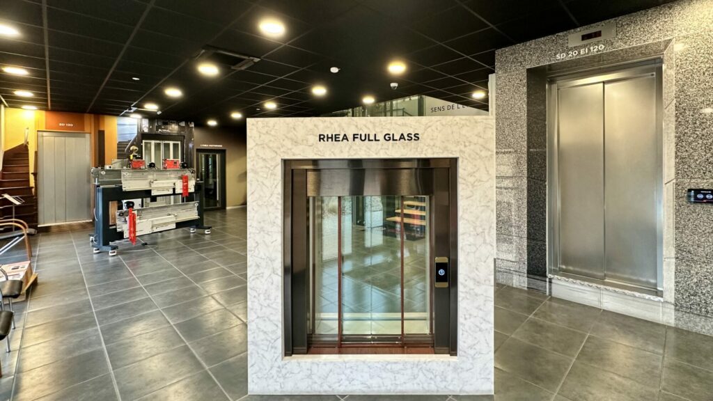 Industry guy - Slycma : Société lyonnais de construction de materiel d'ascenseur. Une PME qui concoit & fabrique dans le Rhone pour les Majors (Otis, Schindler, Kone ...) Un site de produit unique en son genre qui regroupe des ingé, techniciens, unités de production ... pour faire évoluer la sécurité des portes d'ascenseurs depuis 50 ans. Une équipe d'experts amoureux de leur produit, de leur usine ... une entrée en forme de showroom qui résume l'excellence française en France, Au moyen orient, En chine ...