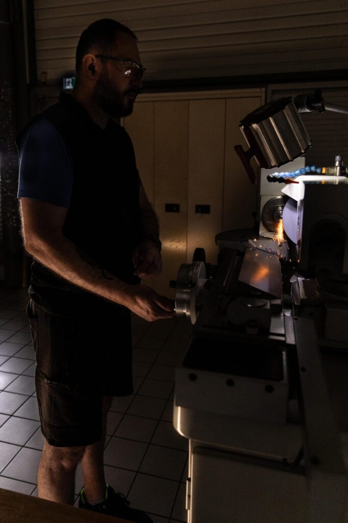 Mr ben - L’étincelle attire le regard mais révèle surtout la précision du geste et la maîtrise technique. Cette image montre que derrière chaque machine se trouve une expertise humaine essentielle. La lumière devient ici le symbole du savoir-faire qui transforme la technique en création.( 35mm,f5.6,ISO250,1/125sec)