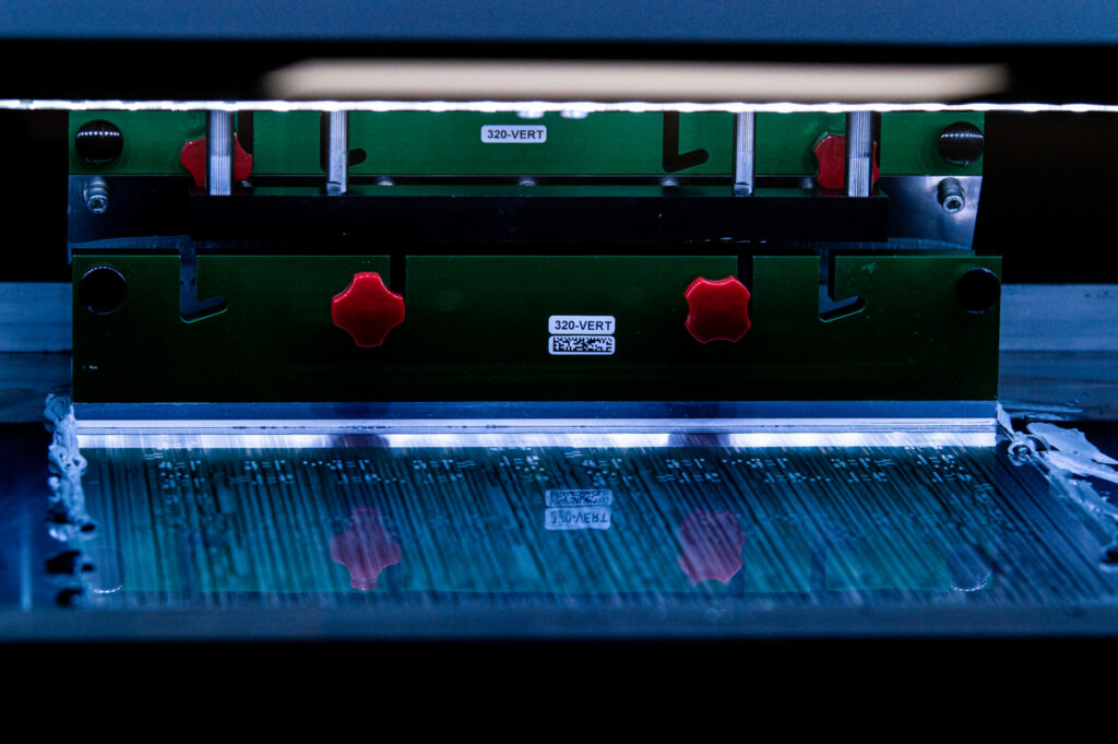 JustinePineau - La lumière froide sculpte la machine et révèle une précision presque invisible. Les reflets transforment l’objet en image, brouillant la frontière entre réalité et abstraction. Le contraste entre le bleu technique et les touches de rouge crée une tension visuelle, tandis que les ombres guident le regard. L’industrie devient ici un paysage lumineux, où la rigueur mécanique laisse apparaître une beauté inattendue.