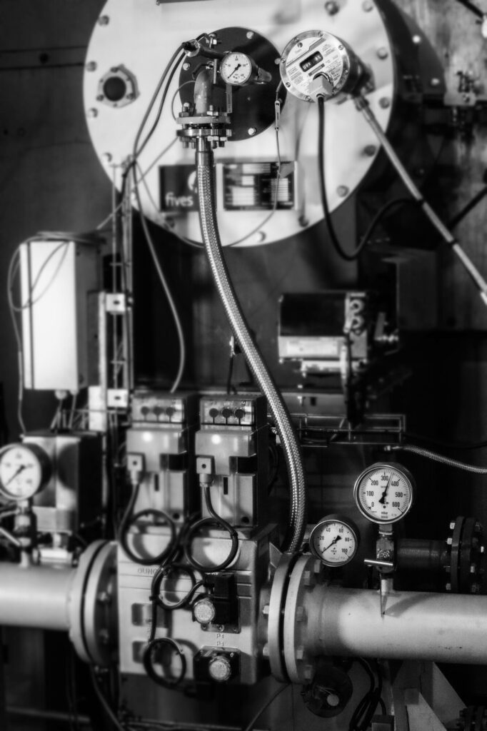  - La chaufferie centrale de la ville de Suresnes totalise une puissance disponible de 30,5MW grâce à 3 chaudières comprenant deux chaudières gaz de 8 MW et une autre de 14,5 MW ainsi qu'une turbine à gaz avec chaudière de post-combustion. Sur ce site, 2 générations d'équipements industriels se côtoient. Ici, le brûleur, relié comme l'ensemble des équipements au poste de contrôle permanent. Le choix du noir et blanc est un parti-pris assumé par rapport au thème demandé malgré un environnement coloriel par endroits détonant.