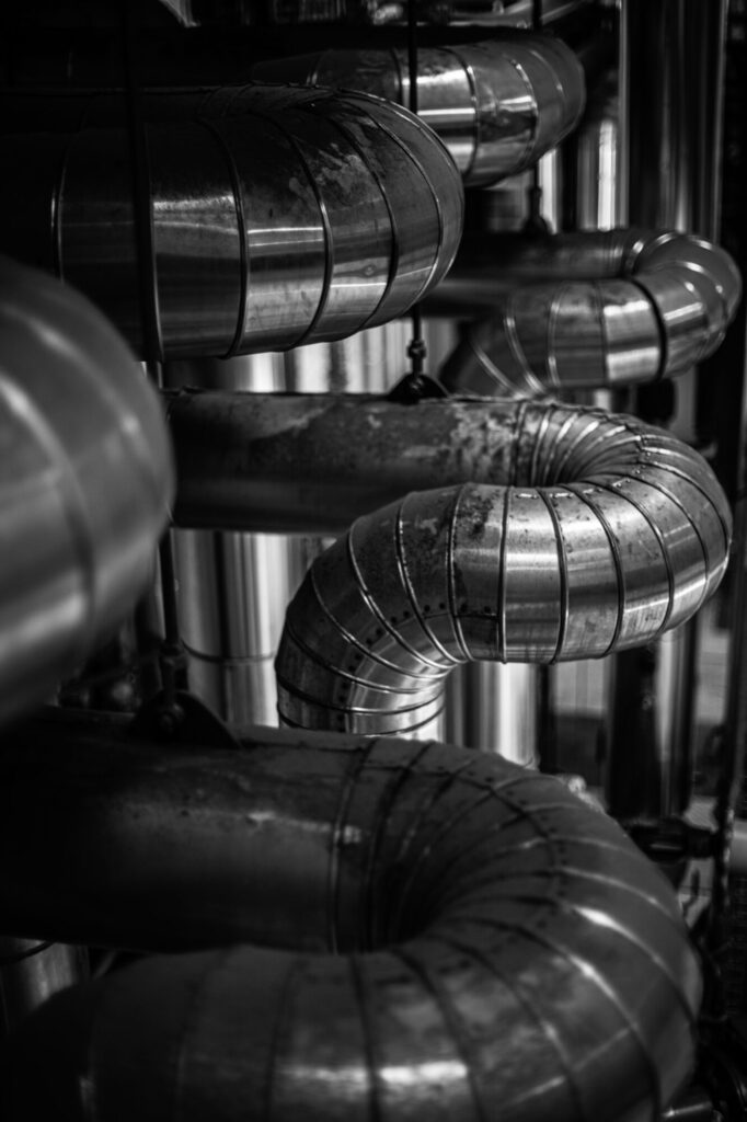  - Chaque usine a son fonctionnement propre. Sur le site de Soclis (filiale de Dalkia – EDF), le parcours des techniciens et de la chaleur se suivent à bonne distance et se croisent dans une chorégraphie sécuritaire. Ici, la tuyauterie calorifugée avec son serpentin d’aluminium, séduit par ses allures de parc d’attraction.