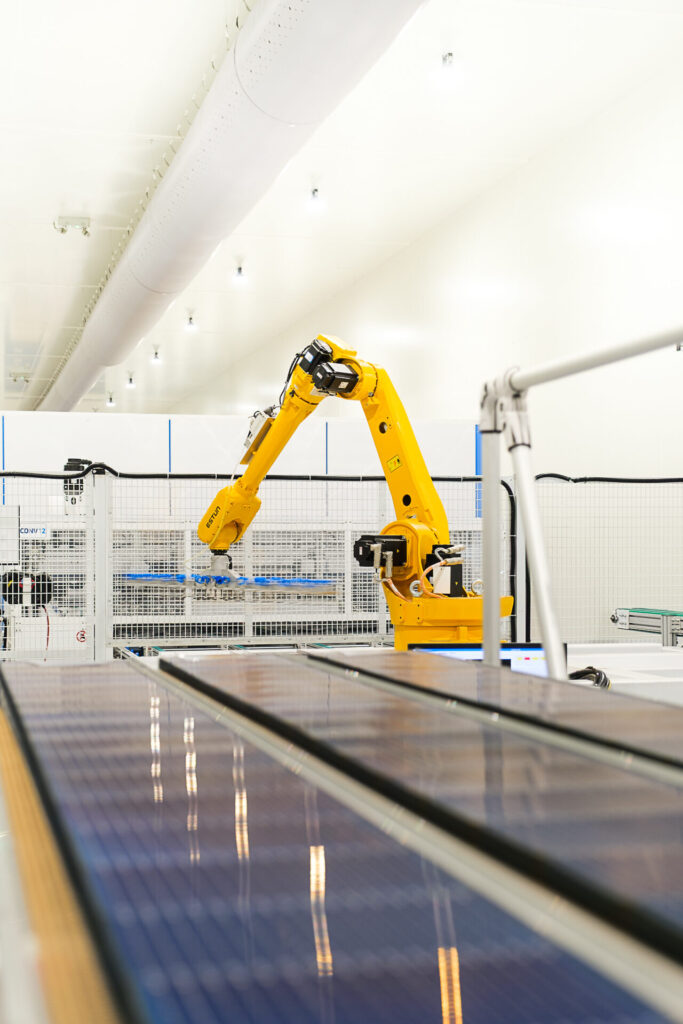  - Le bras du robot tourne à 180° pour déposer le string de cellules à sa place dans le panneau en cours de fabrication